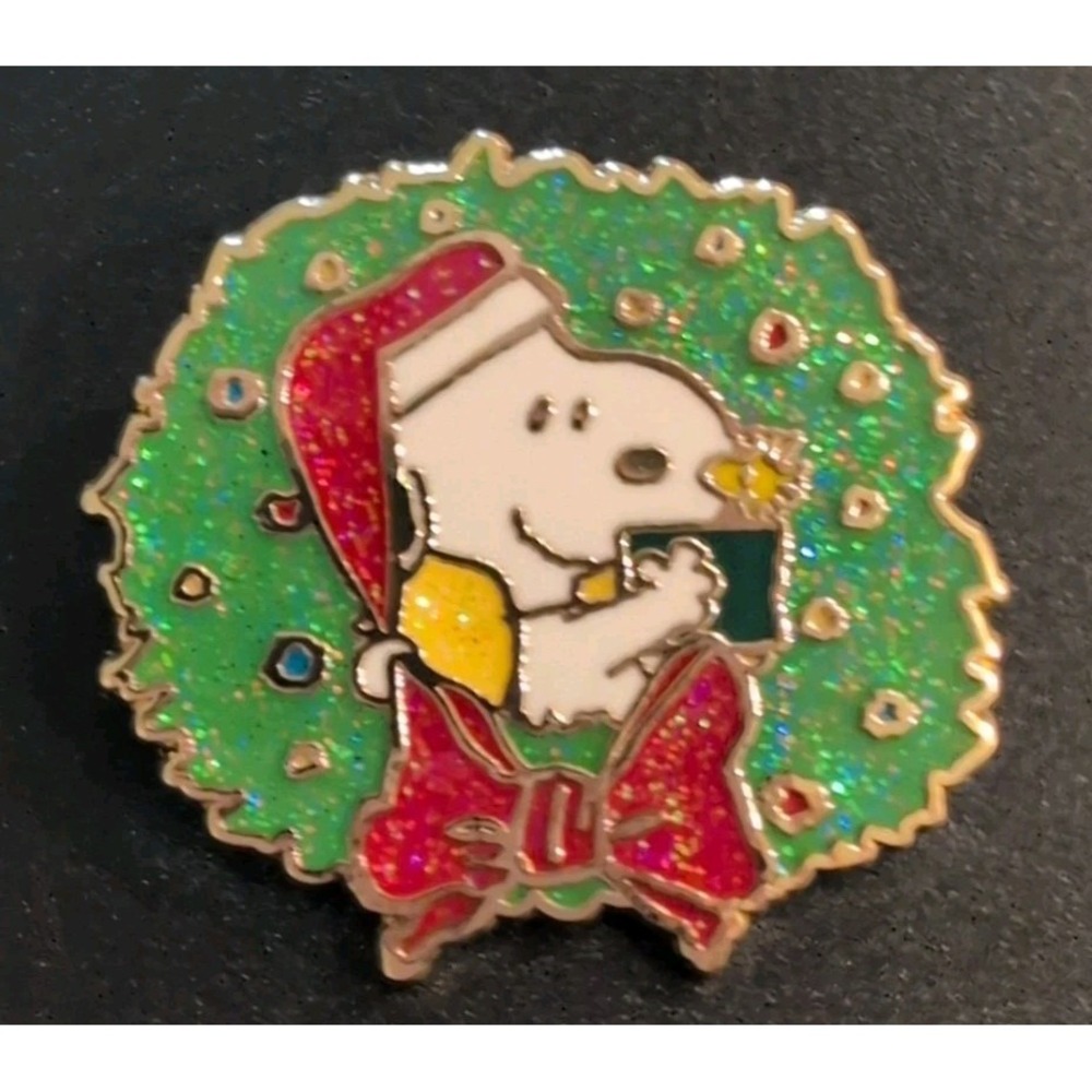 Loungefly Peanuts Snoopy & Gang Holiday Wreath Mystery Pin - Glitter Snoopy